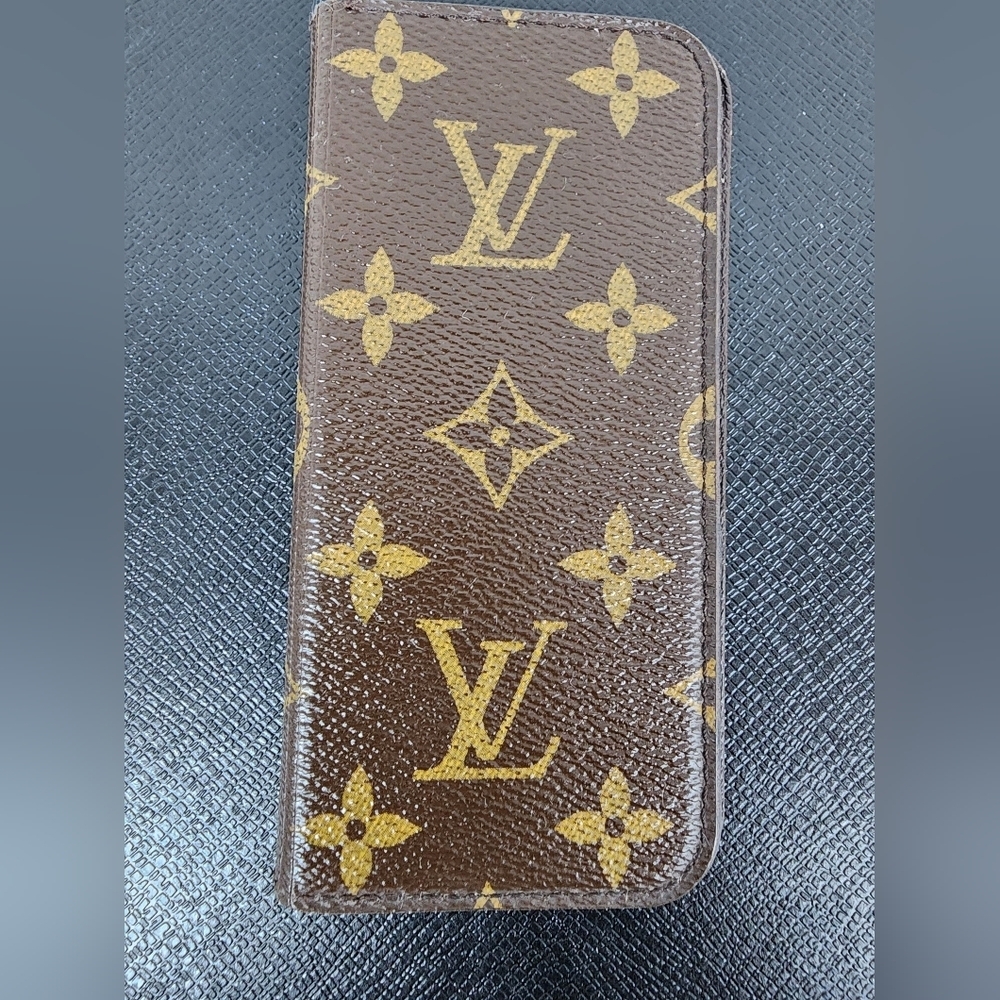 Monogram Canvas IPhone AccessoryProduct - Picture 8 of 12